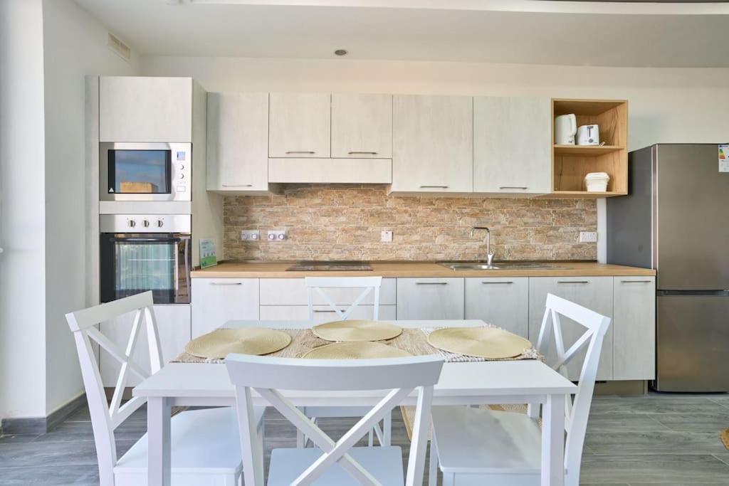 Two Bedroom Apartment In Xemxija, セント・ポールズ・ベイ エクステリア 写真