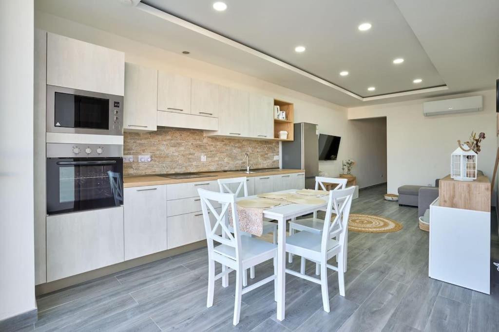 Two Bedroom Apartment In Xemxija, セント・ポールズ・ベイ エクステリア 写真